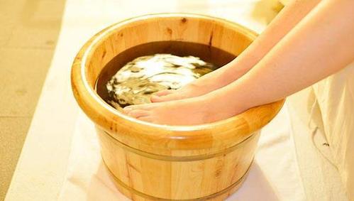 红酒能泡脚或者洗头吗