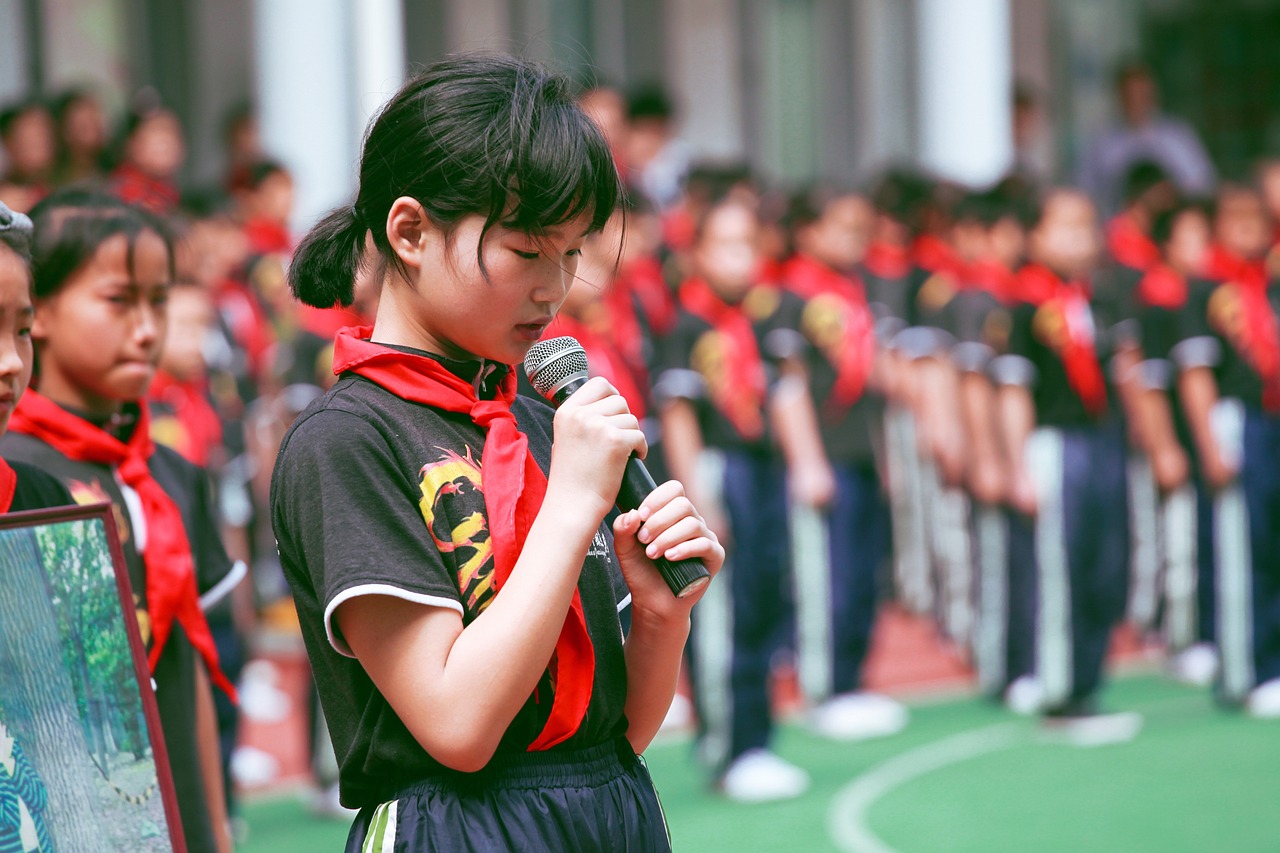 学生忘戴红领巾被校长掐脖，校园安全与学生权益的思考