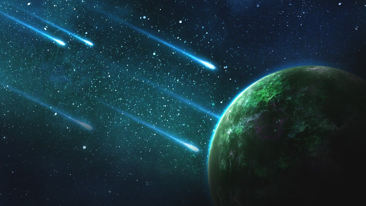 探寻宇宙奇观，最佳观测时机来临，彗星闪耀夜空